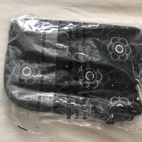 Wristlet wallet in Onyx Blossom. - Picture 3 of 3